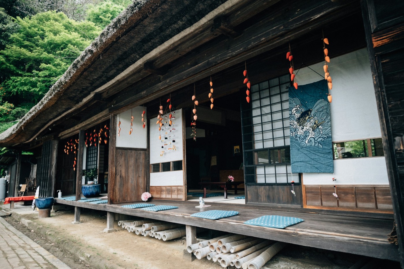 所有者不明土地管理人選任申立——古い木造家屋が連なる街並み